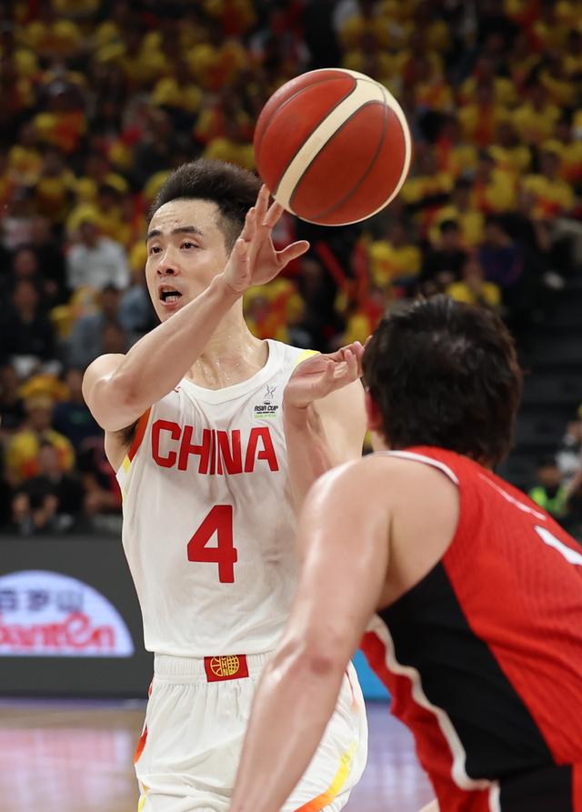 中国球员在国际篮球赛中崭露头角
