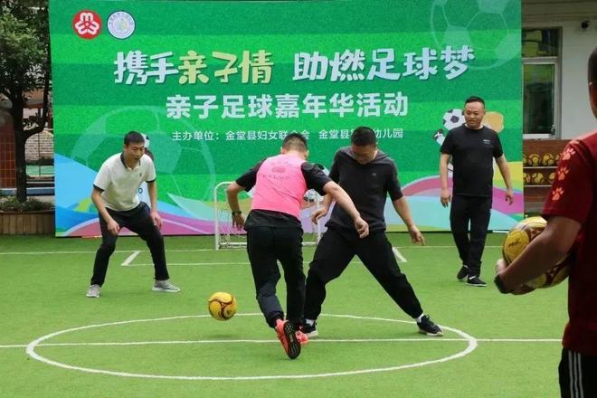 欧洲足球明星参加儿童慈善活动，感人至深