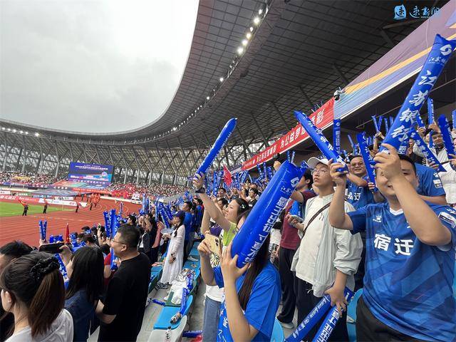 比赛现场气氛火爆，球迷热情助威