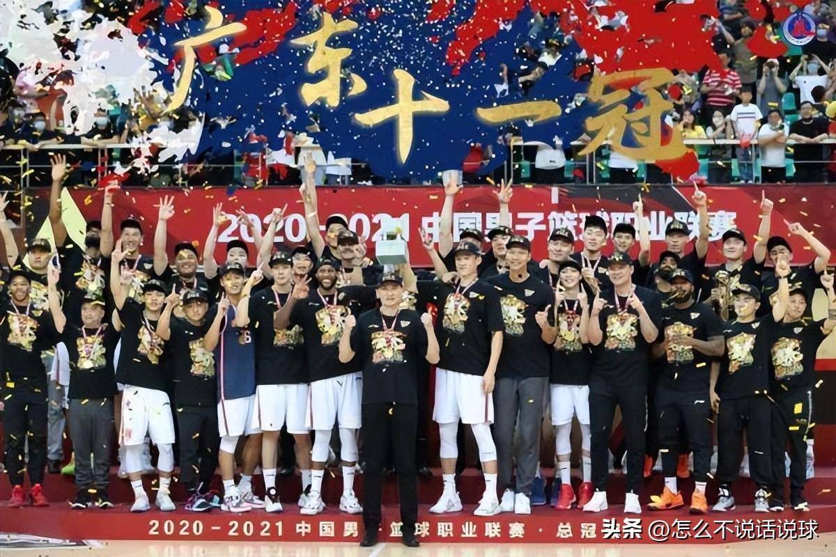 四川男篮在场上积极拼搏，奋勇杀敌