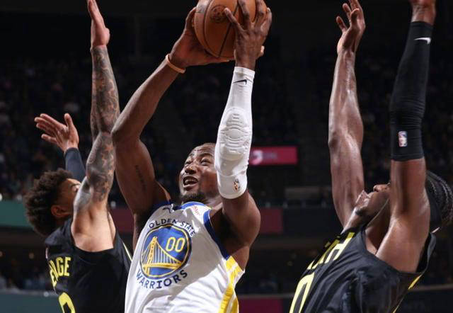 爵士队后卫表现出色，力保球队连胜壮举