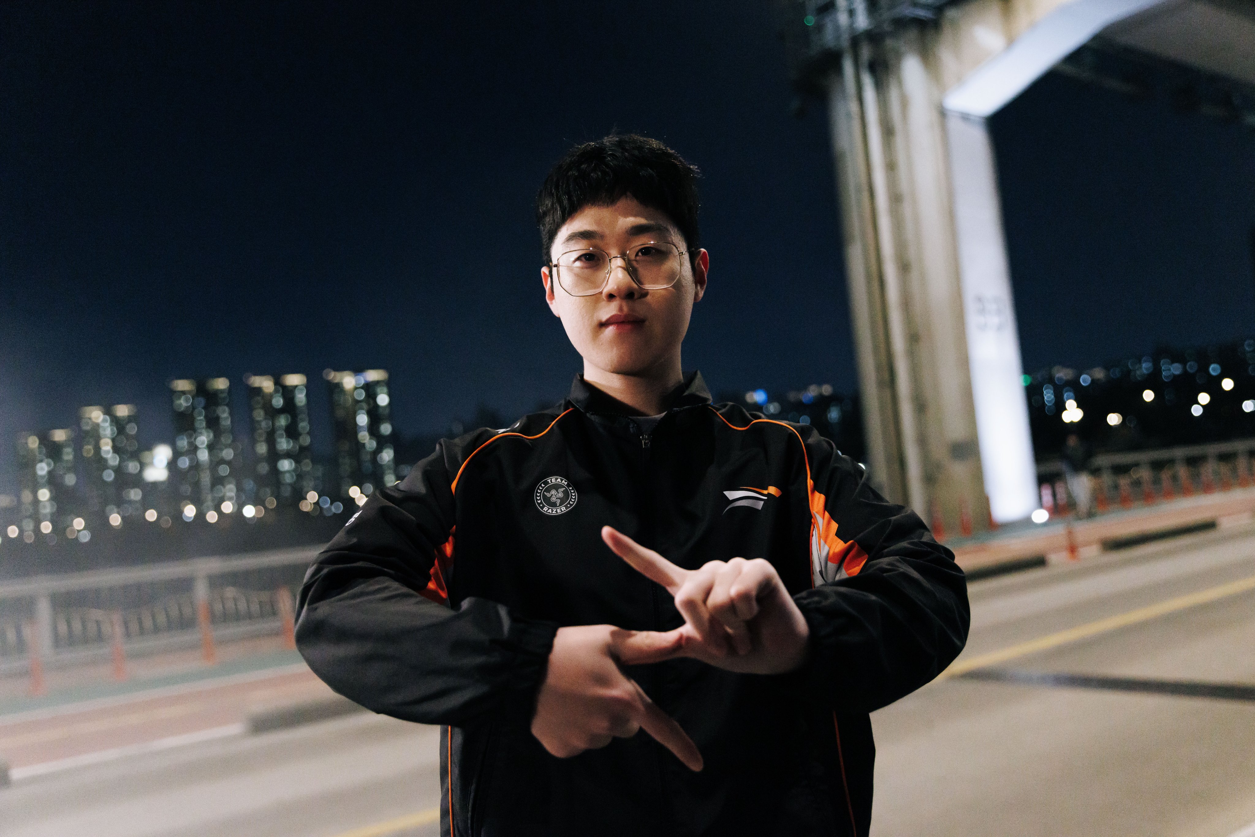 GEN碾压TES，Zeus团战一打五顶尖较量八强赛，让粉丝疯狂欢呼