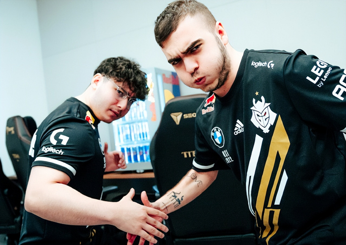 开云平台-包含DFM险胜TL，Zeus拿下关键大龙焦点之战淘汰赛，锁定晋级资格的词条