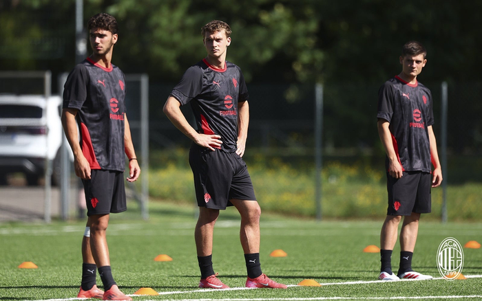 开云APP-米兰新帅率队告捷，球队整体表现提升