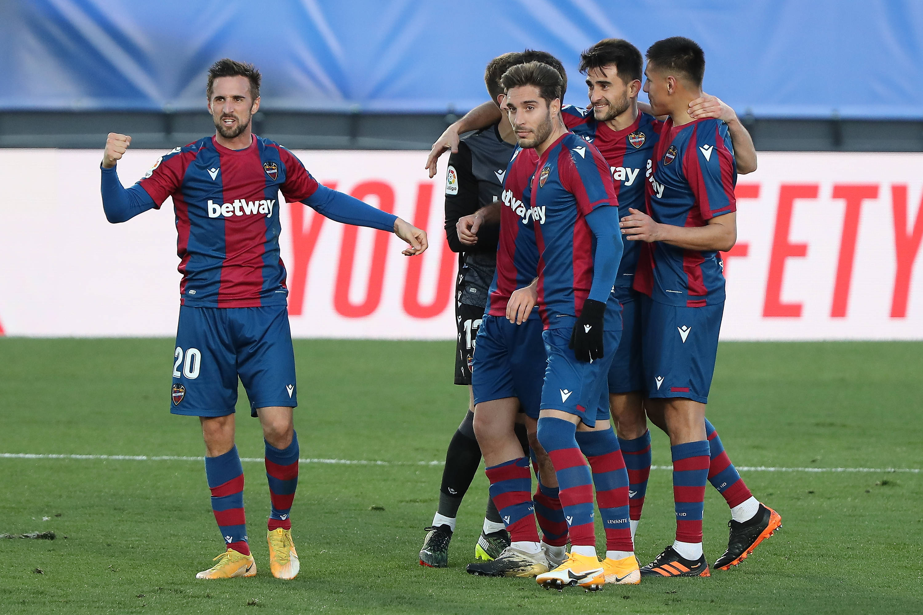 开云下载-巴萨中场协作默契，助球队战胜对手