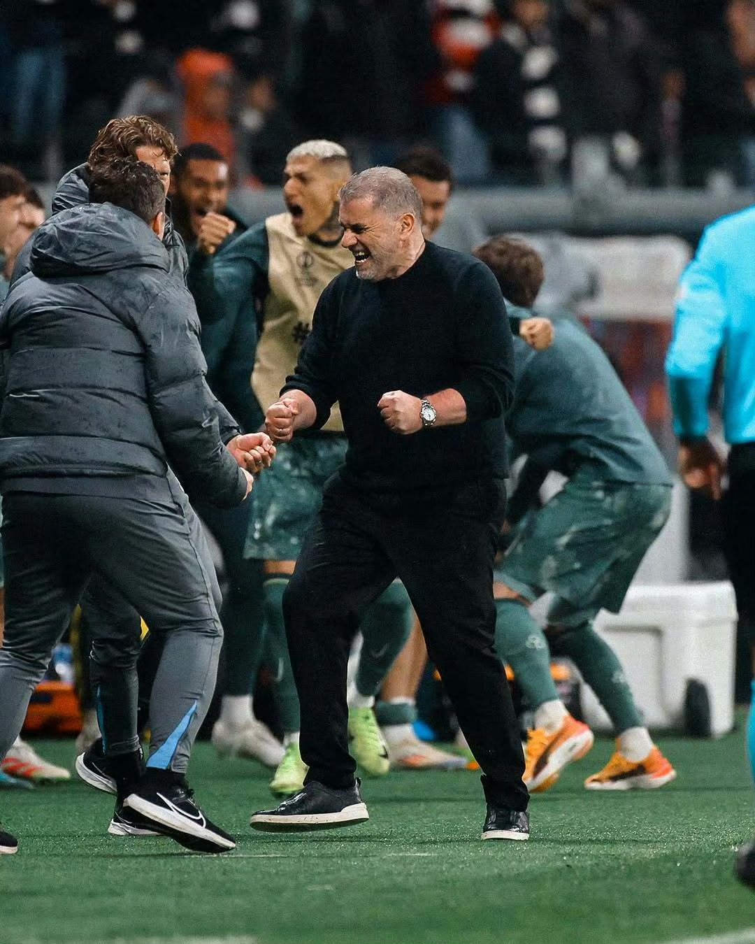 包含法兰克福防守严密获胜，排名攀升的词条