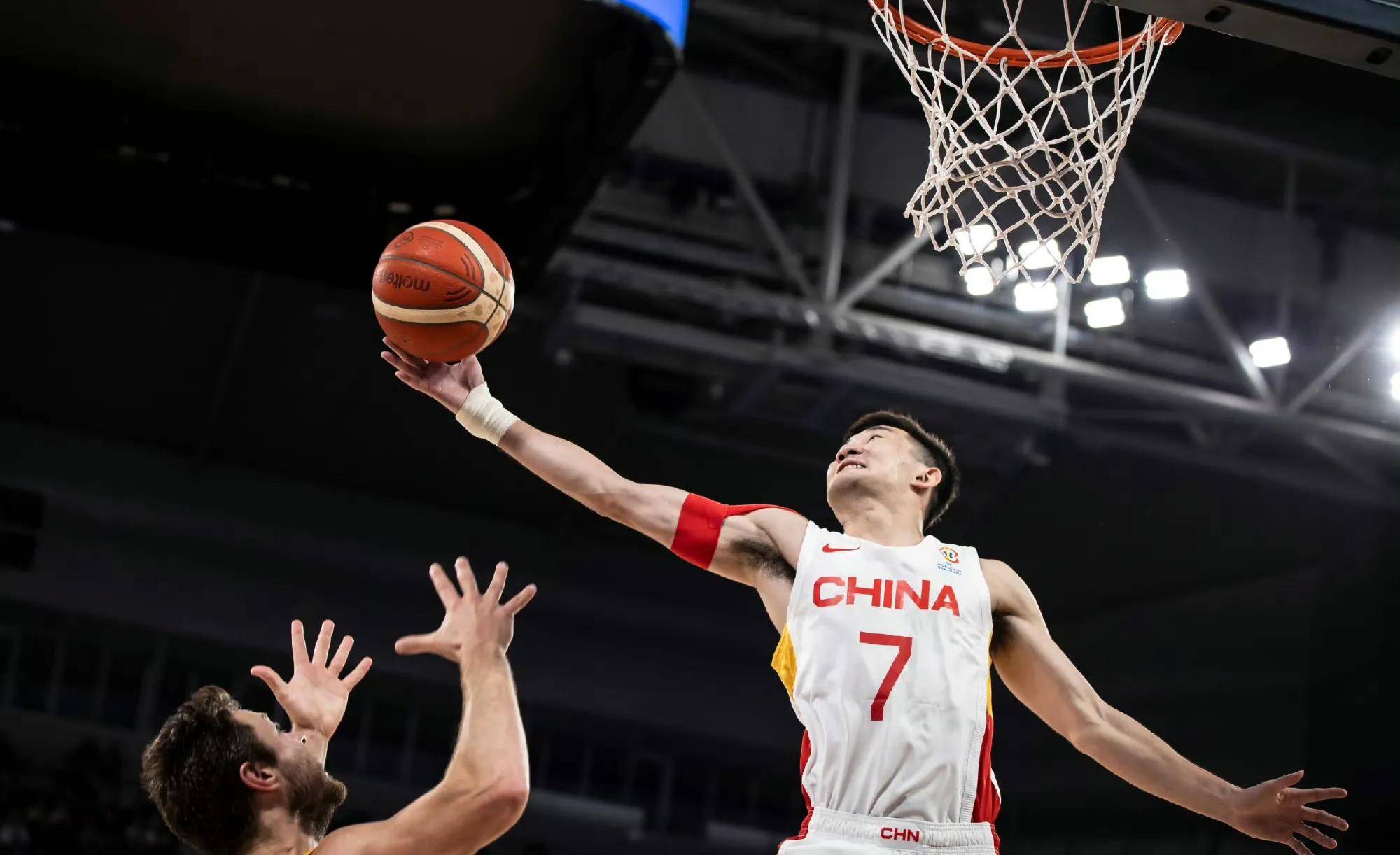 新疆男篮在紧张比赛中保持操控最终战胜对手