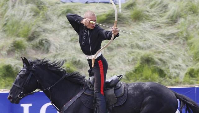 俄罗斯女子射箭队喜获金牌，士气高昂