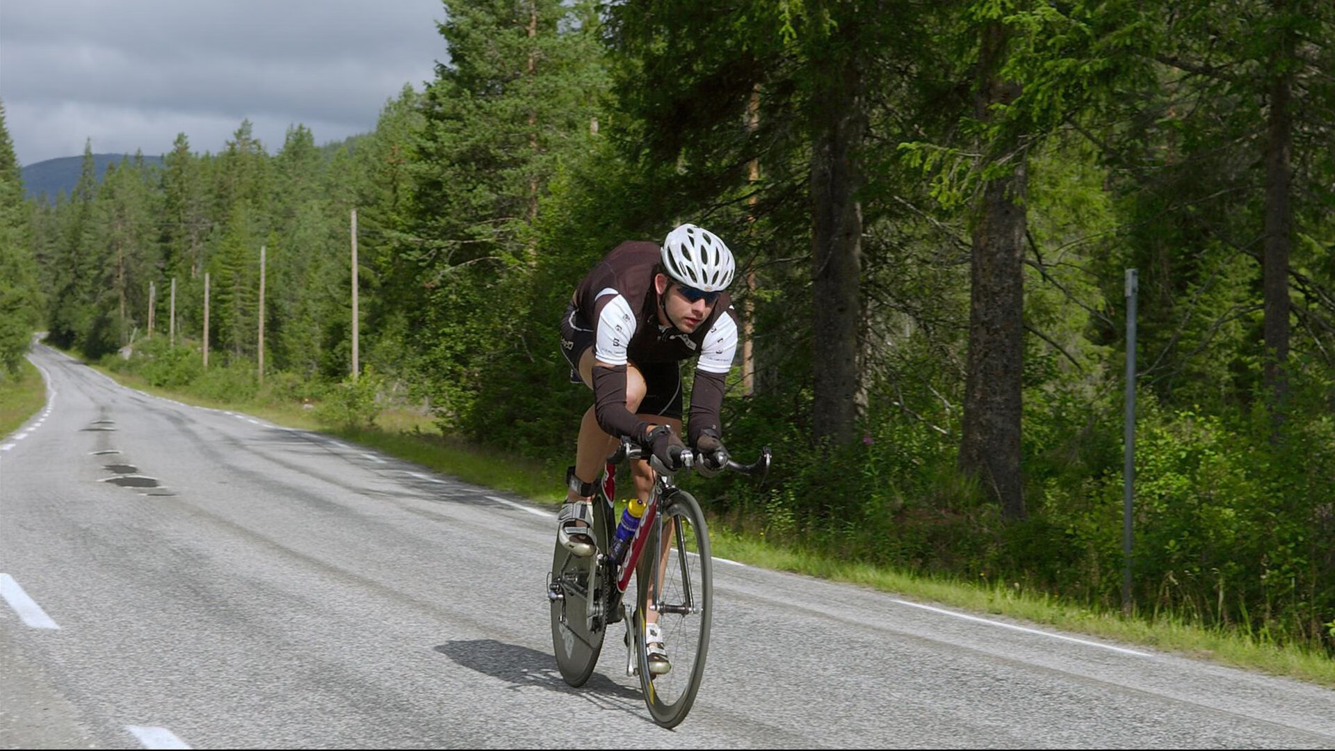 双线叙事，体育竞技的集体韧性与个人神话